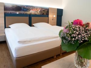 Postel nebo postele na pokoji v ubytování Waldhotel Felsenkeller