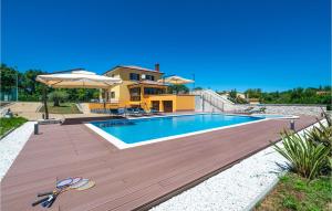 einem Pool mit Holzterrasse und einem Haus in der Unterkunft Awesome Home In Sumber in Šumber