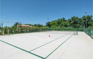 Tenis a/nebo squash v ubytování Awesome Home In Sumber nebo okolí