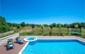 Der Swimmingpool an oder in der Nähe von Awesome Home In Sumber