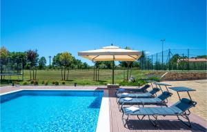 Der Swimmingpool an oder in der Nähe von Awesome Home In Sumber