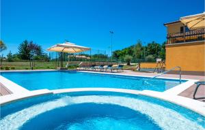 Der Swimmingpool an oder in der Nähe von Awesome Home In Sumber