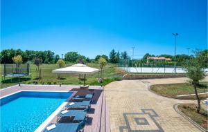 Der Swimmingpool an oder in der Nähe von Awesome Home In Sumber