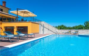 Der Swimmingpool an oder in der Nähe von Awesome Home In Sumber