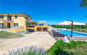 Der Swimmingpool an oder in der Nähe von Awesome Home In Sumber