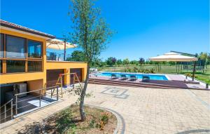 Der Swimmingpool an oder in der Nähe von Awesome Home In Sumber