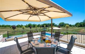 Ein Balkon oder eine Terrasse in der Unterkunft Awesome Home In Sumber