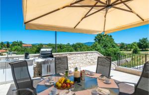 Ein Balkon oder eine Terrasse in der Unterkunft Awesome Home In Sumber