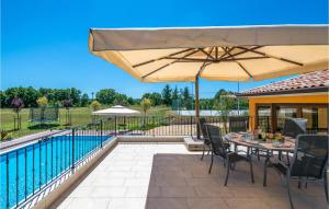 Der Swimmingpool an oder in der Nähe von Awesome Home In Sumber