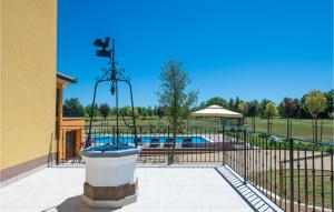 Der Swimmingpool an oder in der Nähe von Awesome Home In Sumber