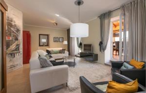 Ein Sitzbereich in der Unterkunft Awesome Home In Sumber