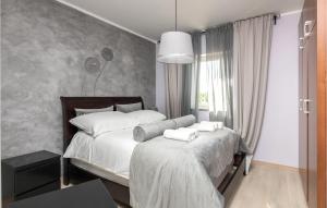 Ein Bett oder Betten in einem Zimmer der Unterkunft Awesome Home In Sumber