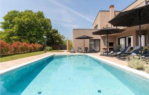 Πισίνα στο ή κοντά στο Villa Perlin