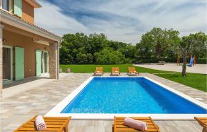 una piscina con sedie e una casa di Villa Matea a Pola (Pula)