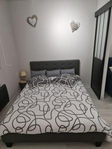 Ένα ή περισσότερα κρεβάτια σε δωμάτιο στο Appartement Au petit bonheur