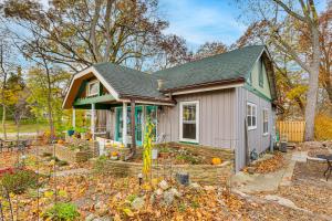 Κήπος έξω από το Walk to Downtown Eclectic Wisconsin Dells Home