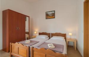 Postel nebo postele na pokoji v ubytování Gorgeous Apartment In Supetar-Splitska