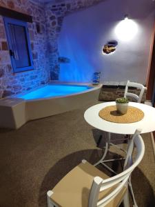 Bazén v ubytování Mouse House with Sea View and Mini Pool nebo v jeho okolí