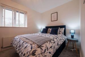 Un dormitorio con una cama y una mesa y una ventana. en AA Bielby Drive, en Beverley