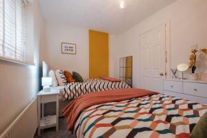 Un dormitorio con dos camas y un escritorio. en AA Bielby Drive, en Beverley