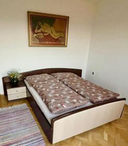 Krevet ili kreveti u jedinici u okviru objekta Apartment with beautiful view of Avala Mountain 3 rooms for 6 guests max SRB, DE, EN