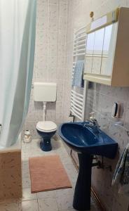 Koupelna v ubytování Apartment with beautiful view of Avala Mountain 3 rooms for 6 guests max SRB, DE, EN