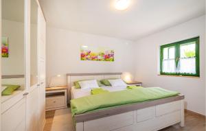 Posteľ alebo postele v izbe v ubytovaní 4 Bedroom Amazing Home In Benkovac