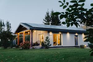 SakiniaiIKnamai的一座白色的小房子,有绿色的院子