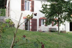 una casa con un cortile con un albero e un edificio di Studio avec jardin Centre ville a Remiremont
