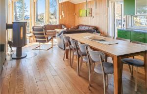 Øvre RamseにあるHoliday Home Dølemo Hillastadheiaの木製のテーブルと椅子のあるキッチン