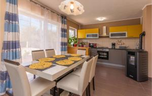 Kuchyňa alebo kuchynka v ubytovaní Four-Bedroom Holiday Home In Pristeg