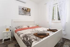 Postel nebo postele na pokoji v ubytování Beautiful new villa with pool, near beach - by TRAVELER tourist agency KRK - ID 2400 + 41 fotografií
