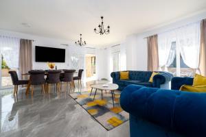 TV a/nebo společenská místnost v ubytování Beautiful new villa with pool, near beach - by TRAVELER tourist agency KRK - ID 2400