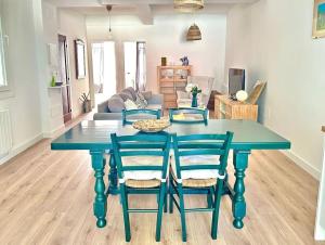 una mesa azul y sillas en la sala de estar en Olivo, en Ferrol
