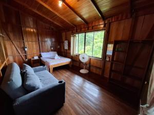 una sala de estar con un sofá y una mesa en Birds & Breakfast Costa Rica, en Fortuna