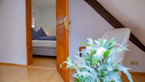 Ένα ή περισσότερα κρεβάτια σε δωμάτιο στο Ferienhaus zum Kompeskopf - mit Moselblick