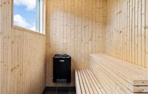 une pièce avec une poubelle dans le coin d'un bâtiment dans l'établissement Nice Home In Harboøre With Sauna, à Harboør