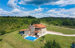 een luchtfoto van een huis met een zwembad bij Villa Pilati in Poreč