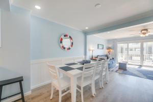 Foto Fenwick Islandis asuva majutusasutuse Steps to Ocean Colorful Abode in Fenwick Island galeriist