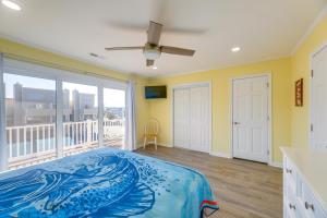 Voodi või voodid majutusasutuse Steps to Ocean Colorful Abode in Fenwick Island toas