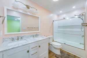 Vannituba majutusasutuses Steps to Ocean Colorful Abode in Fenwick Island