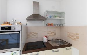 Kuchyň nebo kuchyňský kout v ubytování 2 Bedroom Amazing Apartment In Klek