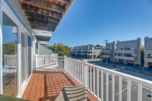 Rõdu või terrass majutusasutuses Steps to Ocean Colorful Abode in Fenwick Island