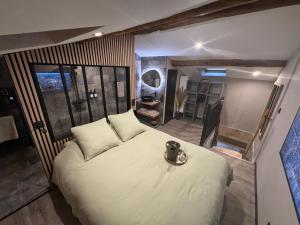 เตียงในห้องที่ Love Room Thenalia
