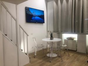 Televízia a/alebo spoločenská miestnosť v ubytovaní Modern Mini Loft apartment Roma