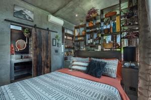 een slaapkamer met een bed in een kamer met planken bij Riptide Lodge El paredon Guatemala in El Paredón Buena Vista