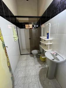 a bathroom with a sink and a toilet at La Casita de Aregua in Itauguá