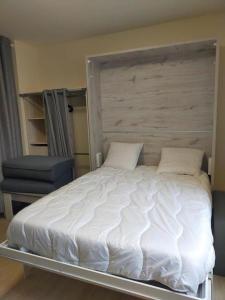 เตียงในห้องที่ Studio 2 - Mont Dore face aux Thermes - Hyper-Centre