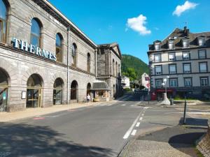 an empty street in front of a building at Studio 2 - Mont Dore face aux Thermes - Hyper-Centre in Le Mont-Dore