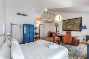 A bed or beds in a room at Suite della Pigna